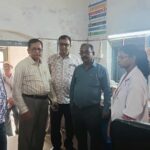 बेतिया में स्वास्थ्य सेवाओं की समीक्षा बैठक करते सिविल सर्जन डॉ सुधीर कुमार और स्वास्थ्य विभाग के अधिकारी