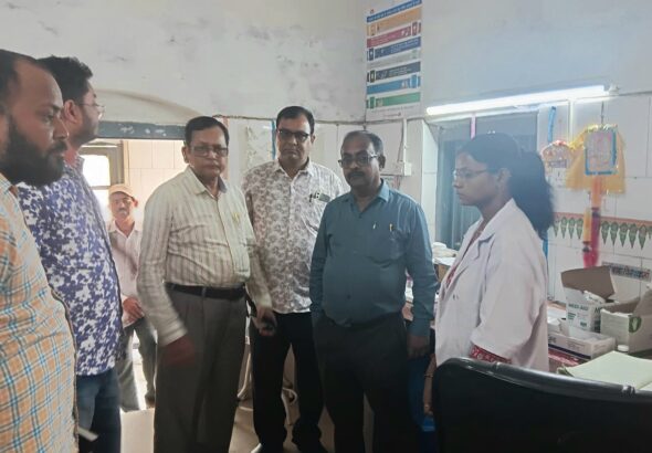 बेतिया में स्वास्थ्य सेवाओं की समीक्षा बैठक करते सिविल सर्जन डॉ सुधीर कुमार और स्वास्थ्य विभाग के अधिकारी