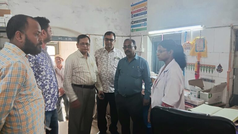 बेतिया में स्वास्थ्य सेवाओं की समीक्षा बैठक करते सिविल सर्जन डॉ सुधीर कुमार और स्वास्थ्य विभाग के अधिकारी