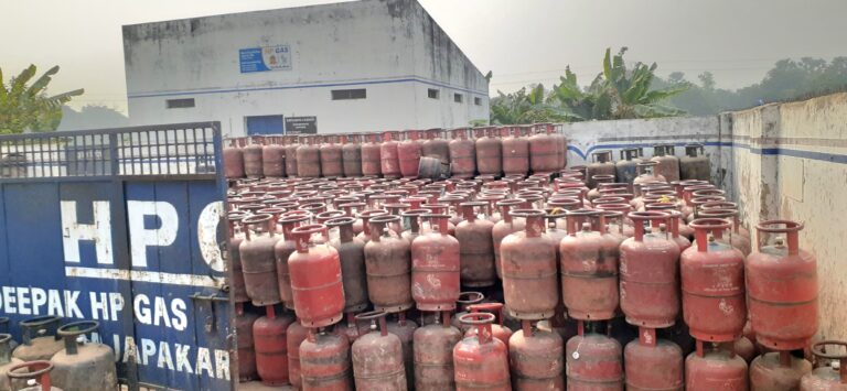 राजापाकर वैशाली में गैस एजेंसी पर सिलेंडर के लिए लाइन में खड़े लोग