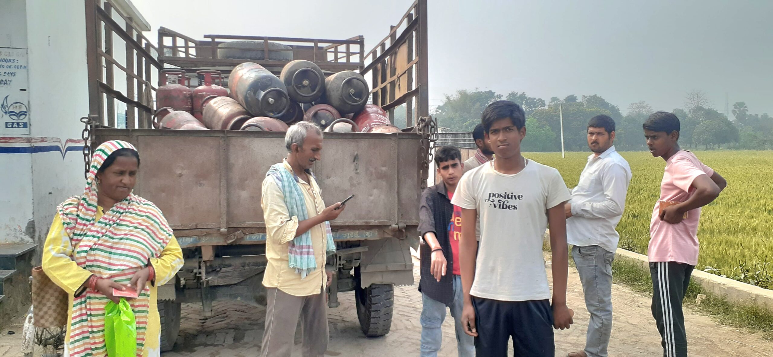 राजापाकर वैशाली में गैस एजेंसी पर सिलेंडर के लिए लाइन में खड़े लोग