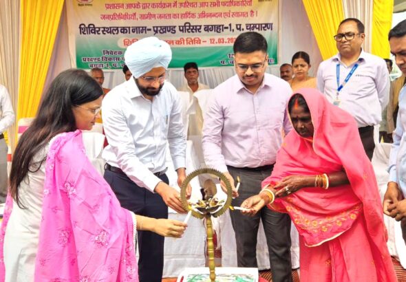 बगहा में ‘प्रशासन आपके द्वार’ कार्यक्रम, डीएम ने सुनीं समस्याएं