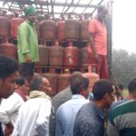 राजापाकर वैशाली में गैस एजेंसी पर LPG सिलेंडर के लिए लगी लंबी लाइन