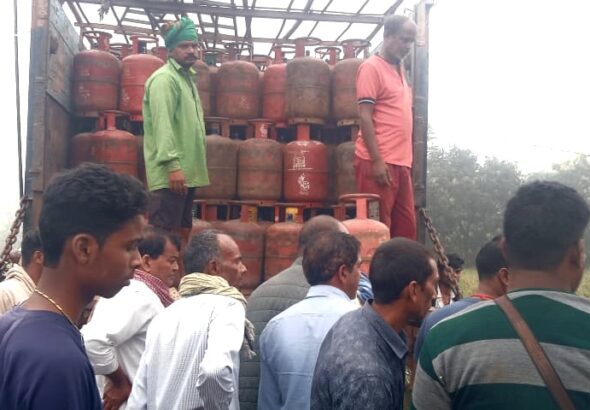 राजापाकर वैशाली में गैस एजेंसी पर LPG सिलेंडर के लिए लगी लंबी लाइन