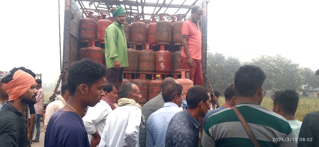 राजापाकर वैशाली में गैस एजेंसी पर LPG सिलेंडर के लिए लगी लंबी लाइन