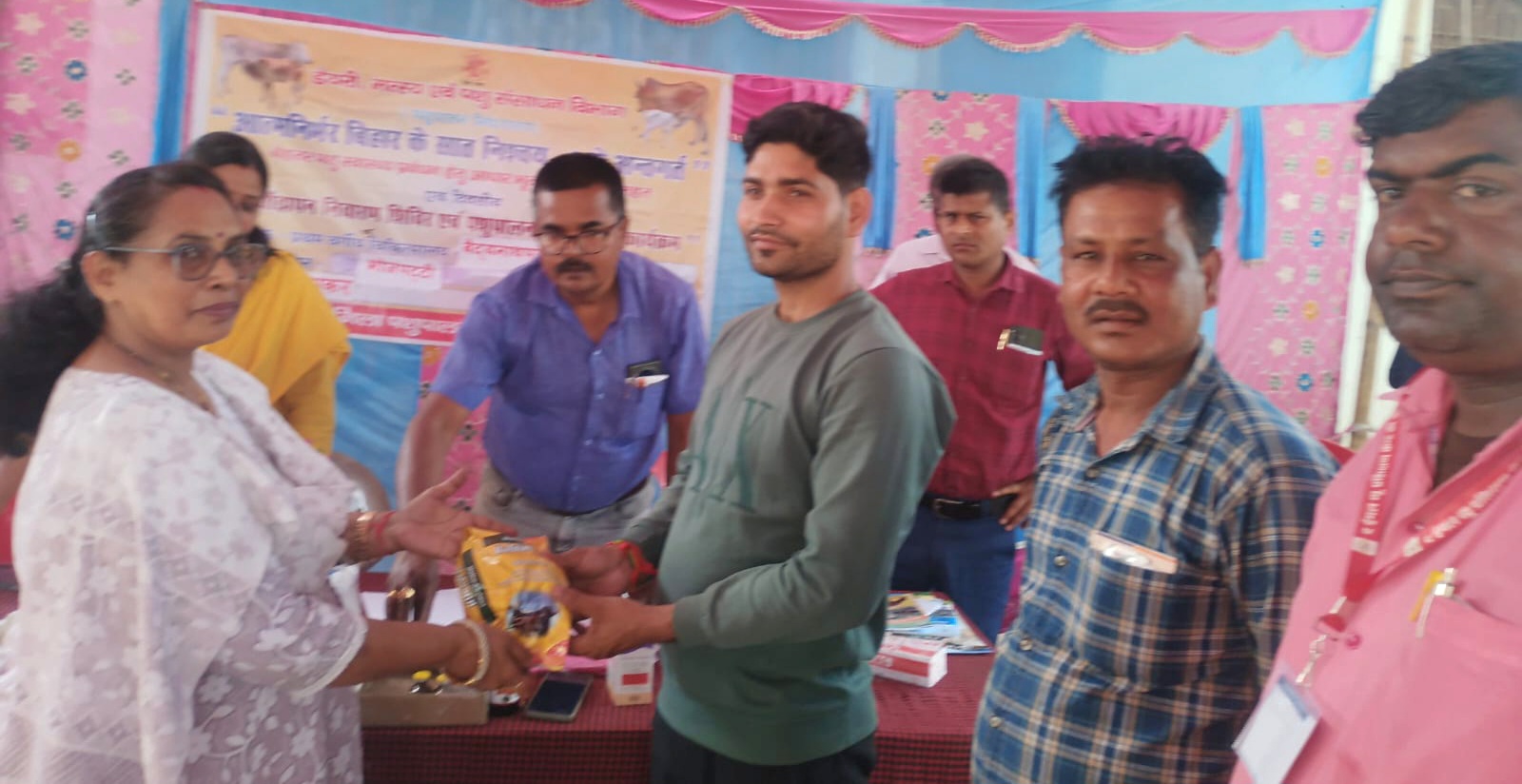 वैशाली के राजापाकर में पशु बांझपन निवारण शिविर में पशुओं का इलाज करते डॉक्टर