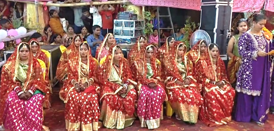 IMG 20260315 WA0034 बेतिया मां काली धाम मंदिर में 12 गरीब कन्याओं का सामूहिक विवाह