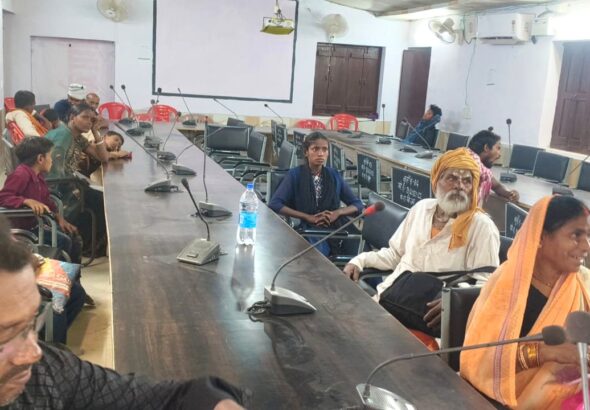 बिहार में पेंशनधारियों के लिए जीवन प्रमाणन CSC सेंटर पर करते हुए