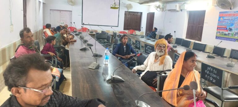 बिहार में पेंशनधारियों के लिए जीवन प्रमाणन CSC सेंटर पर करते हुए