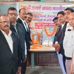 हाजीपुर में विक्रम संवत 2083 हिन्दू नववर्ष समारोह में अधिवक्ता भारत माता और स्वामी विवेकानंद को पुष्पांजलि देते हुए