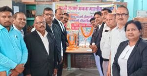 हाजीपुर में विक्रम संवत 2083 हिन्दू नववर्ष समारोह में अधिवक्ता भारत माता और स्वामी विवेकानंद को पुष्पांजलि देते हुए