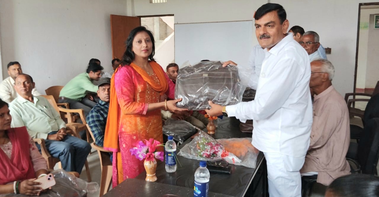 IMG 20260319 WA0019 काशीपुर RPS कॉलेज में एमएलसी प्रत्याशी भूषण झा का सम्मान समारोह, शिक्षक और प्रोफेसर स्वागत करते हुए