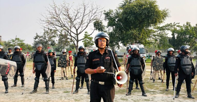 बेतिया पुलिस द्वारा दंगा नियंत्रण टीम की मॉक ड्रिल का अभ्यास