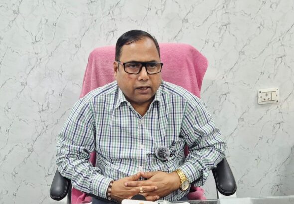 बेतिया पश्चिमी चंपारण में एलपीजी गैस सिलेंडर की आपूर्ति और डिलीवरी की समीक्षा करते अधिकारी