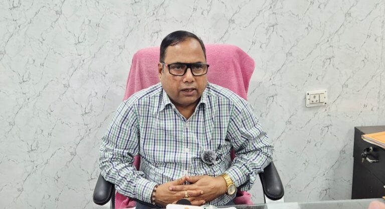 बेतिया पश्चिमी चंपारण में एलपीजी गैस सिलेंडर की आपूर्ति और डिलीवरी की समीक्षा करते अधिकारी