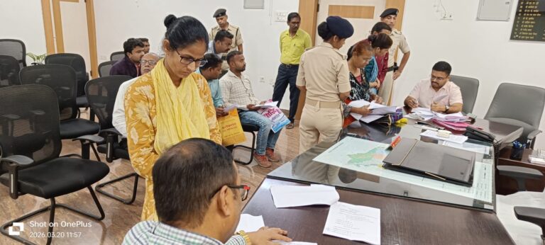 बेतिया समाहरणालय में जनसुनवाई के दौरान लोगों की शिकायतें सुनते अधिकारी