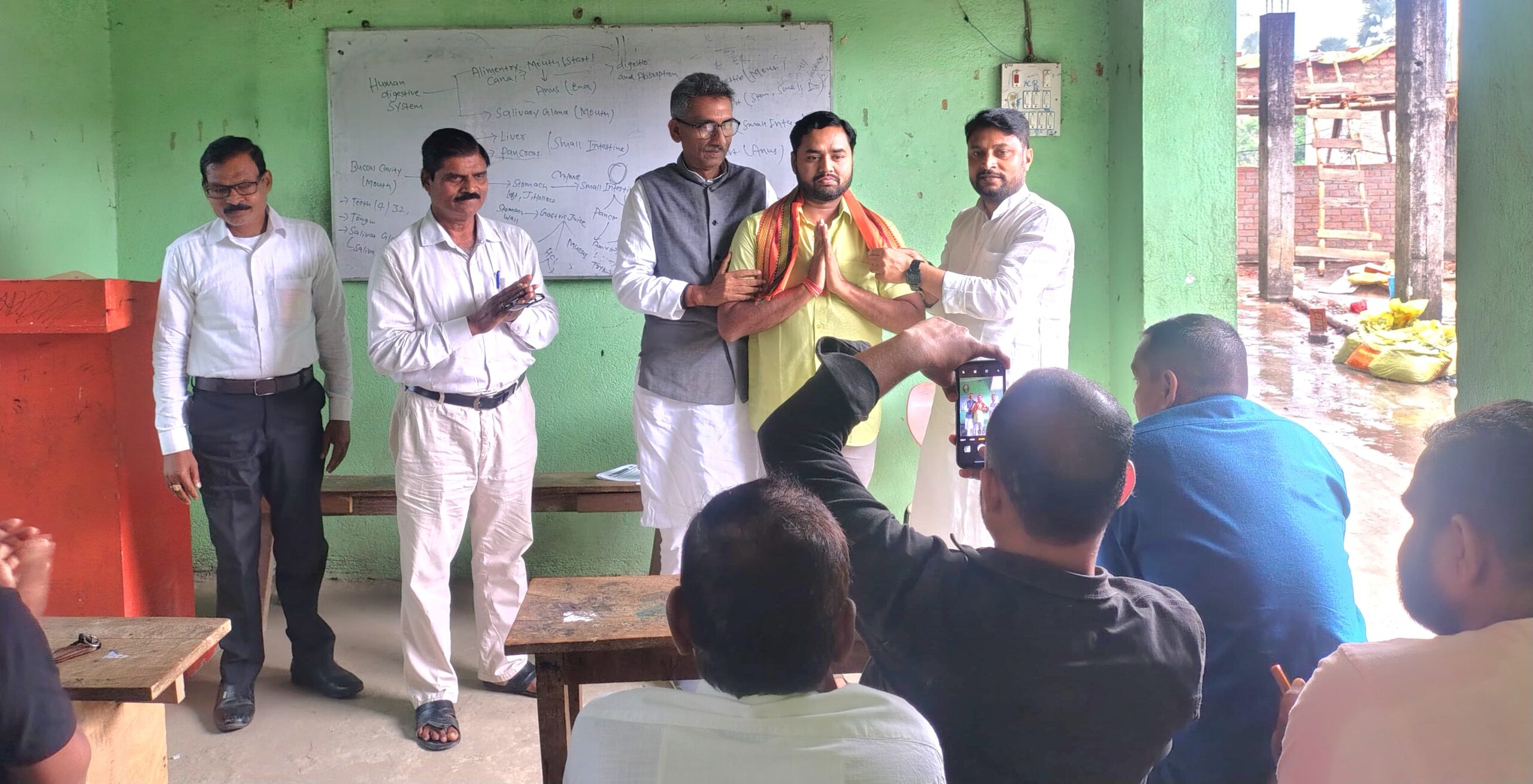 राजापाकर में न्यूटन क्लासेस परिसर में भाजपा पदाधिकारियों की बैठक