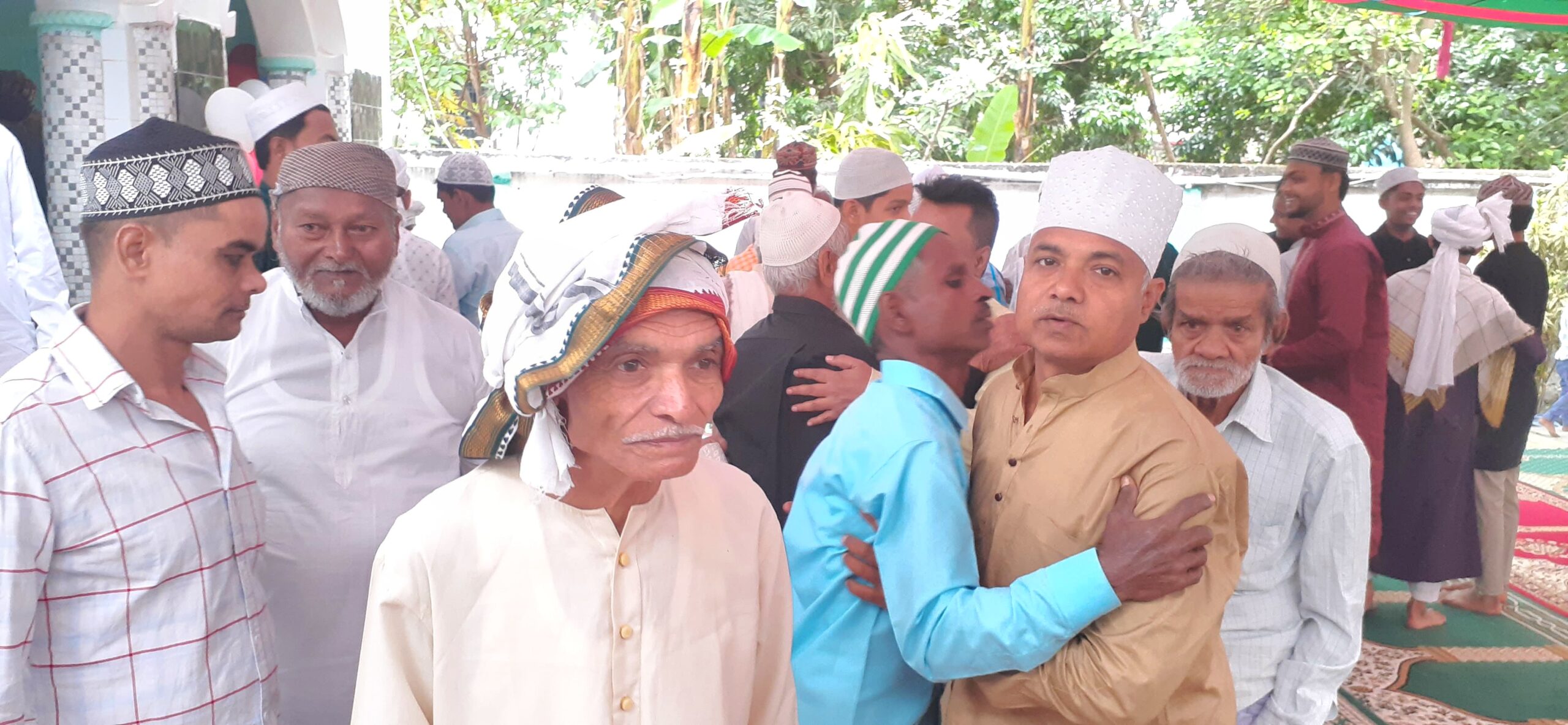 राजापाकर मस्जिद में ईद-उल-फितर की नमाज अदा करते मुस्लिम अनुयायी