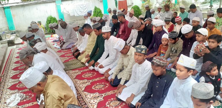 राजापाकर मस्जिद में ईद-उल-फितर की नमाज अदा करते मुस्लिम अनुयायी