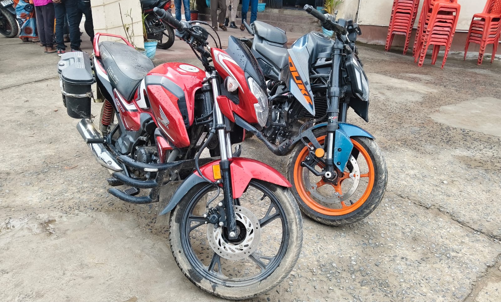 IMG 20260321 WA0035 बेतिया लूटकांड में बरामद बाइक और गिरफ्तार आरोपी