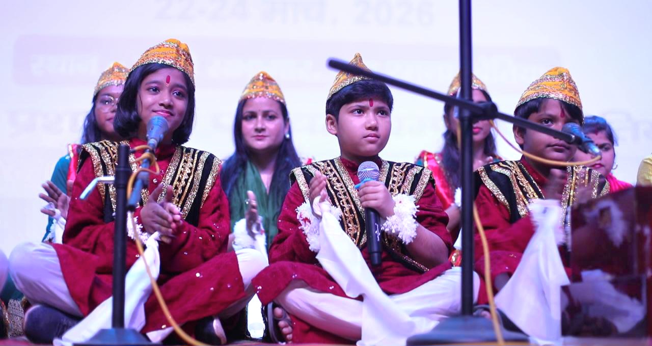 बेतिया में बिहार दिवस 2026 के अवसर पर आयोजित सांस्कृतिक कार्यक्रम