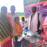 वैशाली के राजापाकर में मेधावी छात्रों को सम्मानित करते पूर्व मंत्री शिवचंद्र राम