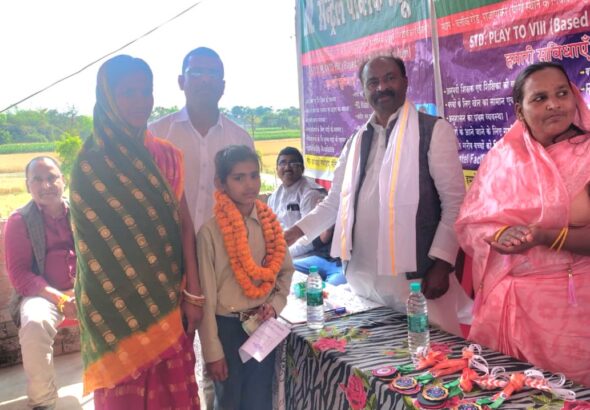 वैशाली के राजापाकर में मेधावी छात्रों को सम्मानित करते पूर्व मंत्री शिवचंद्र राम