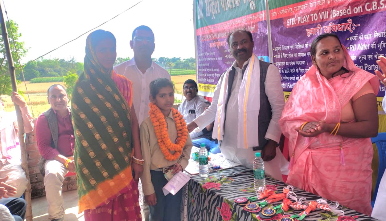 वैशाली के राजापाकर में मेधावी छात्रों को सम्मानित करते पूर्व मंत्री शिवचंद्र राम