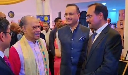 मॉरीशस में सचिव प्रणव कुमार और पीएम नवीनचंद्र रामगुलाम की मुलाकात का दृश्य