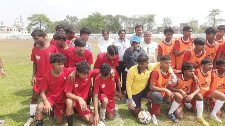 बेतिया में बिहार दिवस पर फुटबॉल और कबड्डी प्रतियोगिता