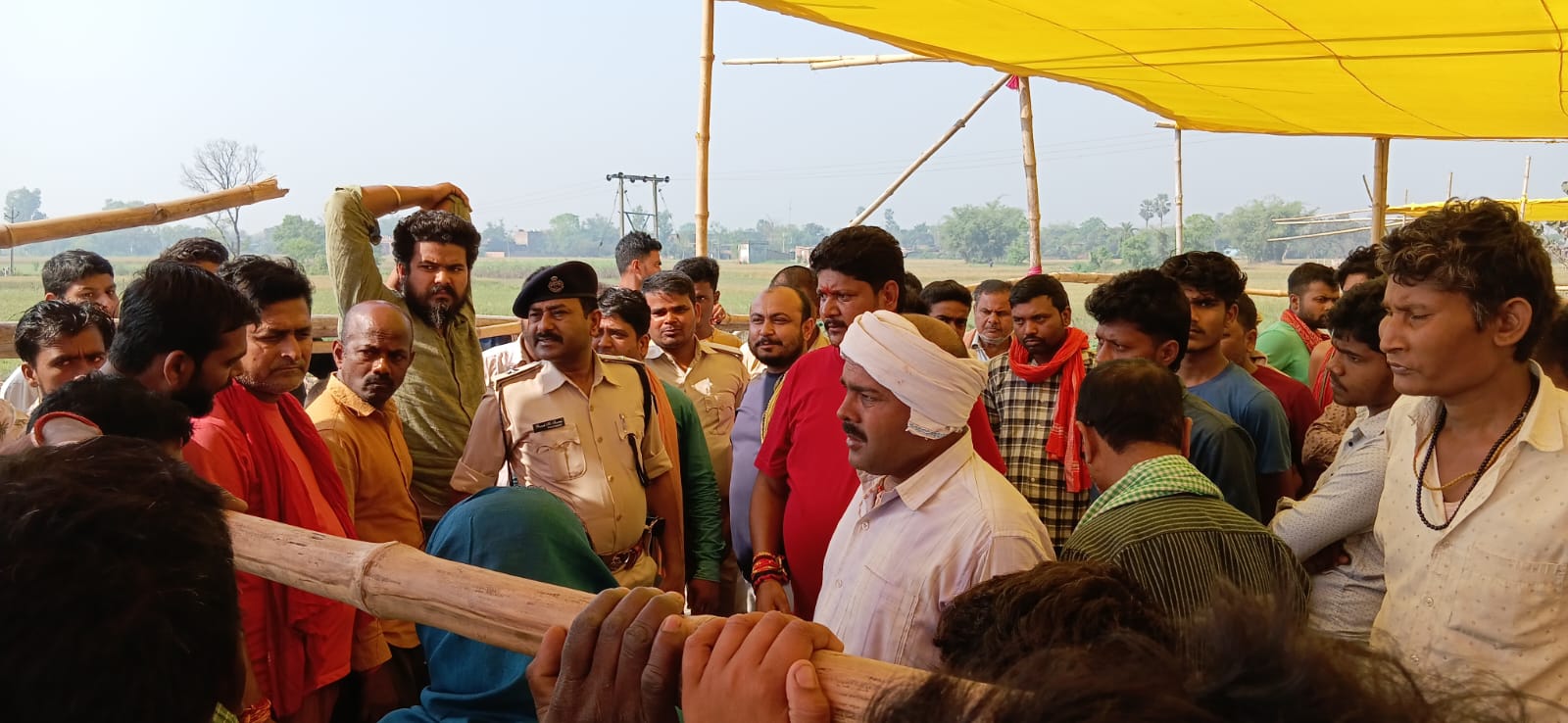 पश्चिम चंपारण में छठ स्तूप तोड़े जाने के विरोध में NH-727 पर जाम लगाते ग्रामीण