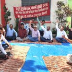 शेखपुरा विद्यालय में वित्तीय अनियमितता को लेकर जांच की मांग करते ग्रामीण