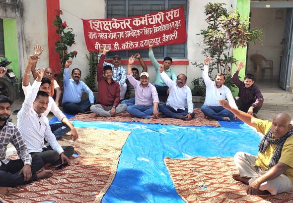 शेखपुरा विद्यालय में वित्तीय अनियमितता को लेकर जांच की मांग करते ग्रामीण