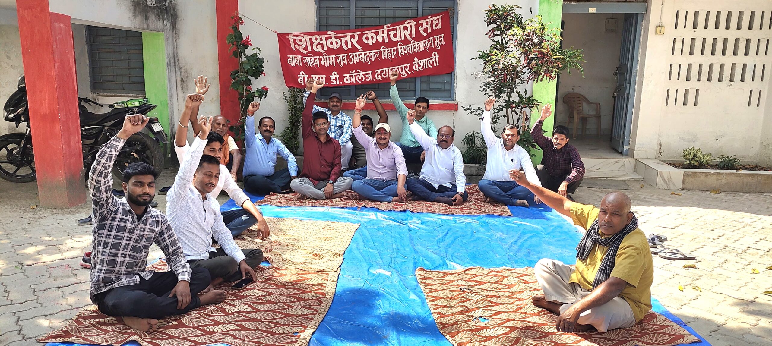 शेखपुरा विद्यालय में वित्तीय अनियमितता को लेकर जांच की मांग करते ग्रामीण