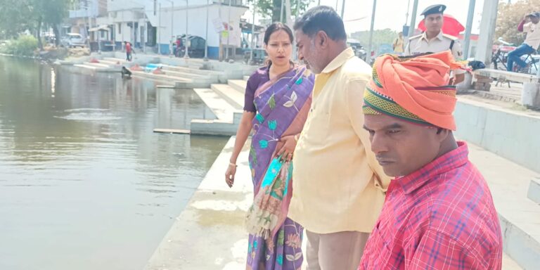 बेतिया में चैती छठ पूजा से पहले घाटों का निरीक्षण करतीं महापौर गरिमा देवी सिकारिया