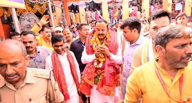 उप मुख्यमंत्री श्री केशव प्रसाद मौर्य विंध्यवासिनी धाम में माता के दर्शन करते हुए