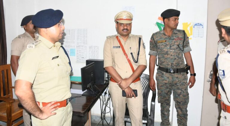 बेतिया सदर-2 पुलिस कार्यालय का निरीक्षण करते पुलिस अधीक्षक