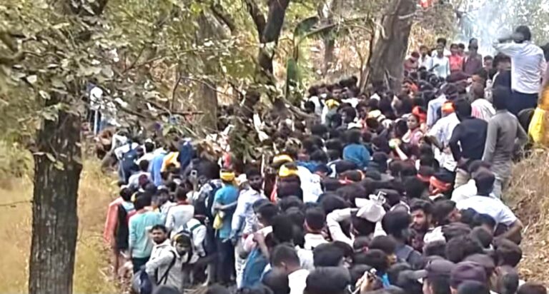 चैत्र नवरात्र में सोमेश्वर पहाड़ियों पर चढ़ाई करते श्रद्धालु काली माता मंदिर दर्शन के लिए