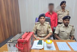 चनपटिया में चोरी की ई-रिक्शा मामले में गिरफ्तार आरोपी और बरामद सामान