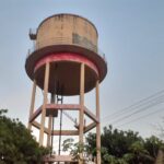 राजापाकर बाजार में जल मीनार से पानी नहीं मिलने के कारण परेशान लोग