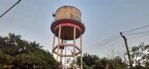 राजापाकर बाजार में जल मीनार से पानी नहीं मिलने के कारण परेशान लोग