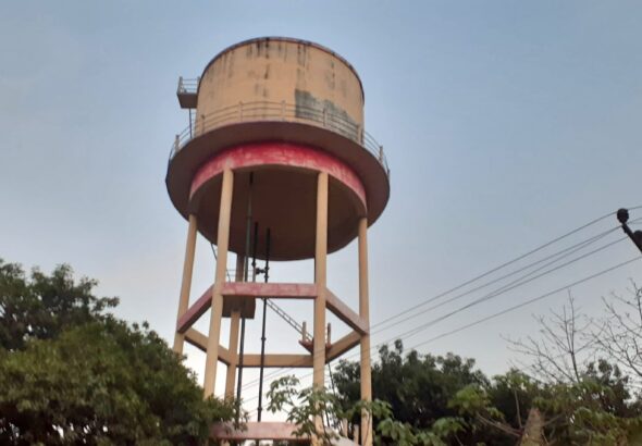 राजापाकर बाजार में जल मीनार से पानी नहीं मिलने के कारण परेशान लोग