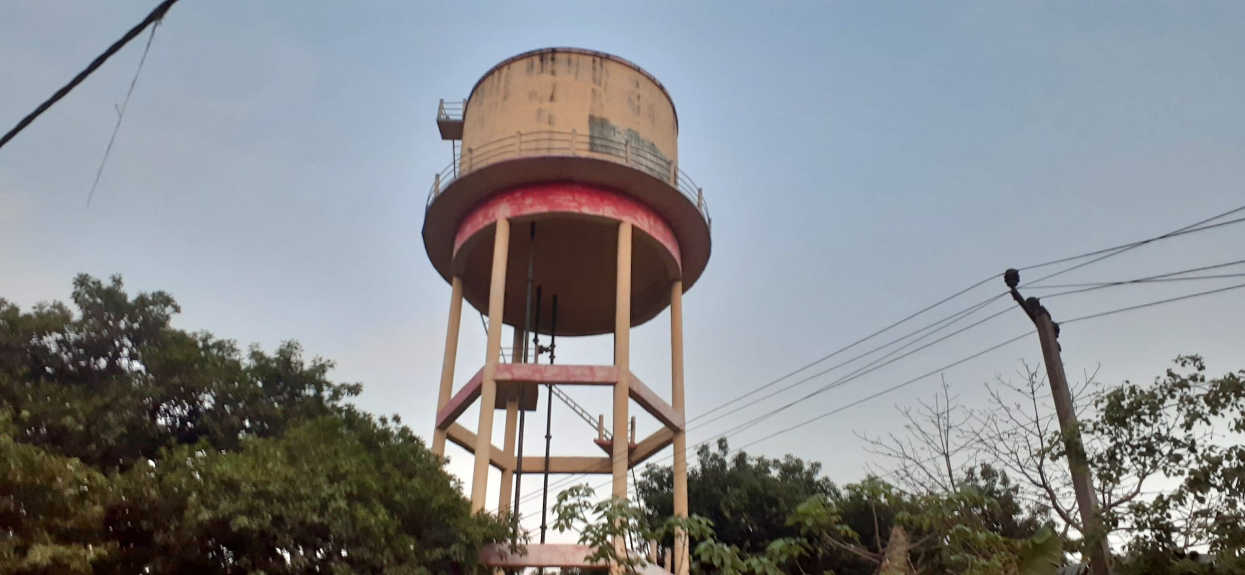 राजापाकर बाजार में जल मीनार से पानी नहीं मिलने के कारण परेशान लोग