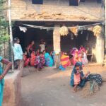 बहुआरा में सड़क दुर्घटना के बाद घटनास्थल पर जुटी भीड़