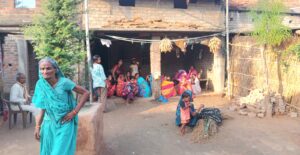 बहुआरा में सड़क दुर्घटना के बाद घटनास्थल पर जुटी भीड़