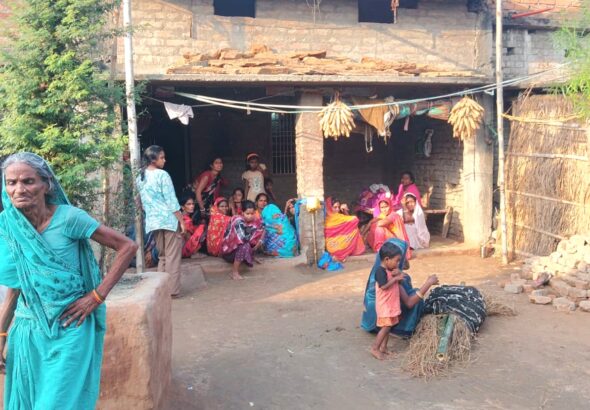 बहुआरा में सड़क दुर्घटना के बाद घटनास्थल पर जुटी भीड़