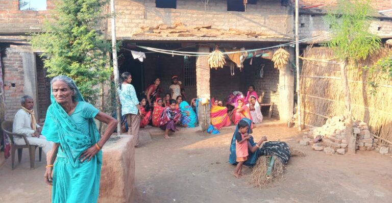 बहुआरा में सड़क दुर्घटना के बाद घटनास्थल पर जुटी भीड़