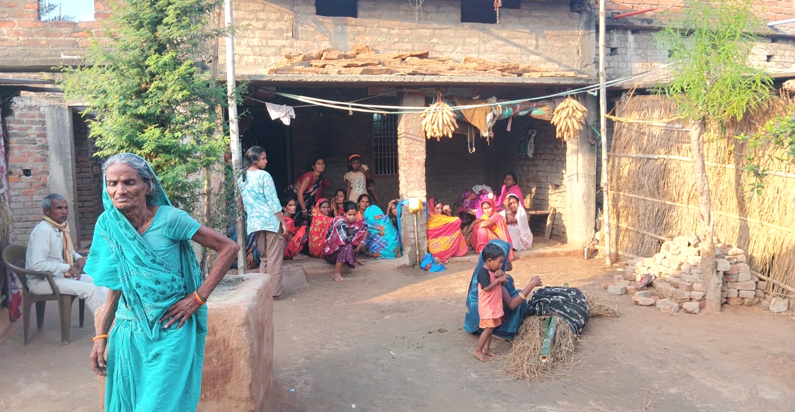 IMG 20260328 WA0023 बहुआरा में सड़क दुर्घटना के बाद घटनास्थल पर जुटी भीड़