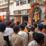 बेतिया में रामनवमी पर निकली भव्य शोभा यात्रा में शामिल श्रद्धालु