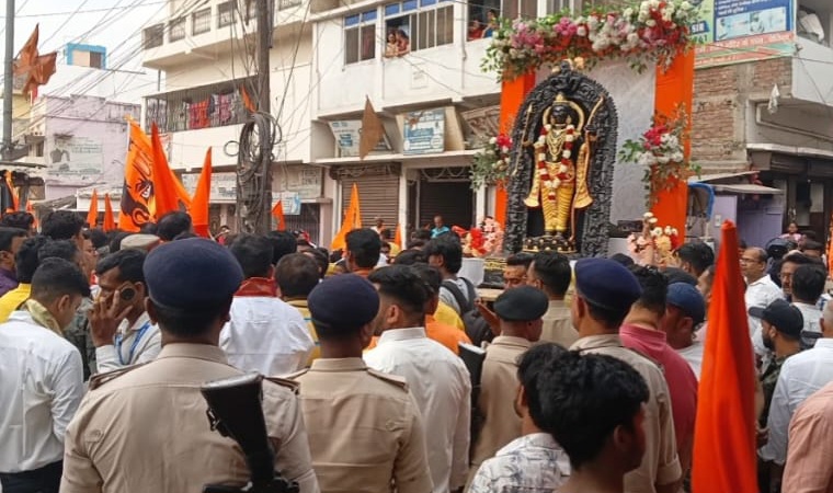 बेतिया में रामनवमी पर निकली भव्य शोभा यात्रा में शामिल श्रद्धालु